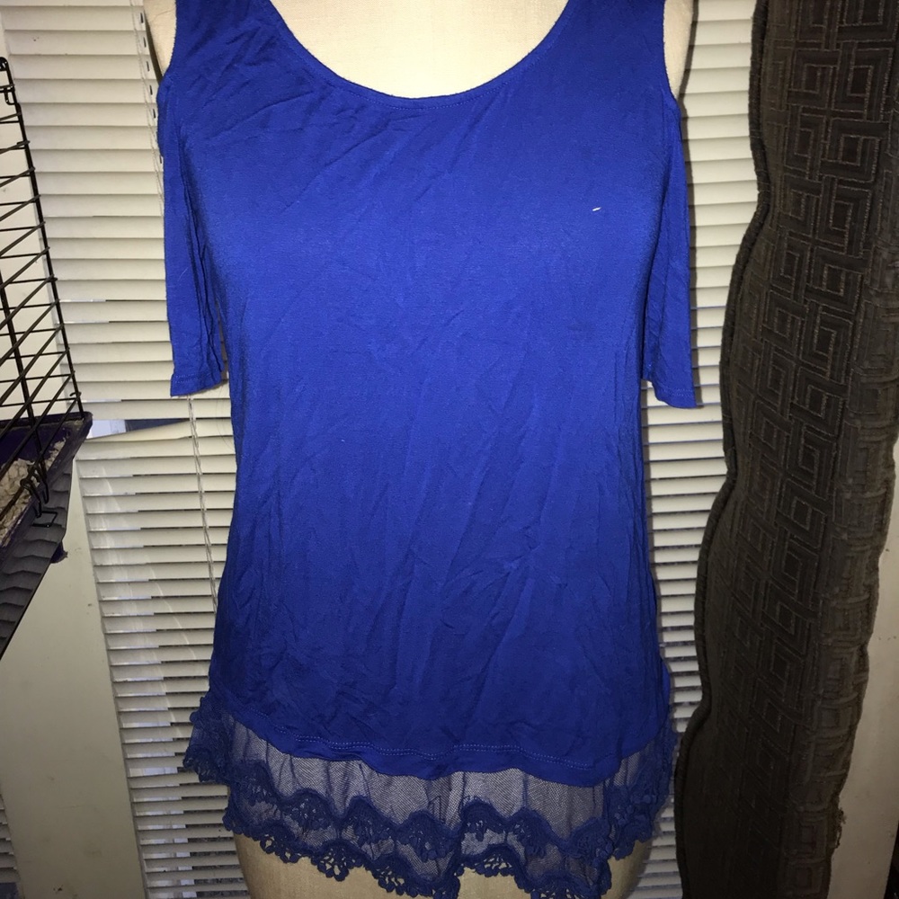 Elegant open shoulder with lace tee